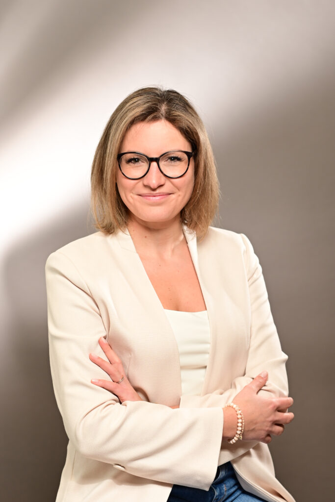 Rechtsanwältin sitzend Datenschutz Datenschutzbeauftragte